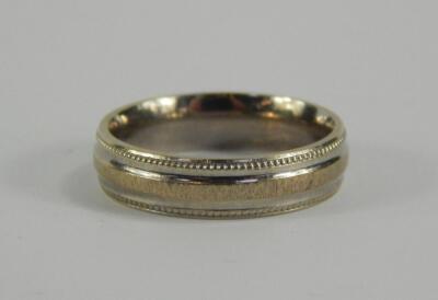 An 18ct white gold wedding band