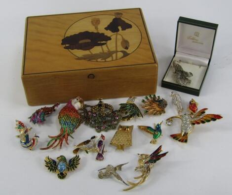 Costume jewellery brooches and pendants