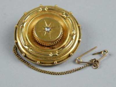 A Victorian bloomed gold brooch