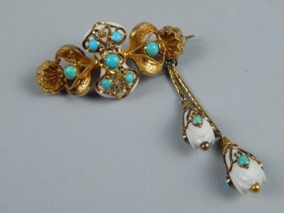 A Victorian floral brooch