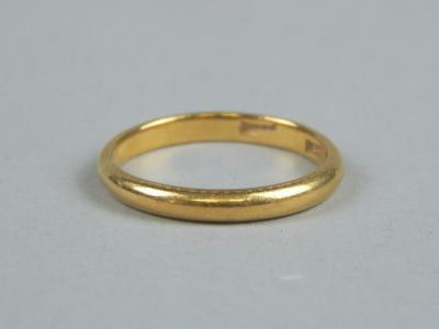 A 22ct gold wedding band