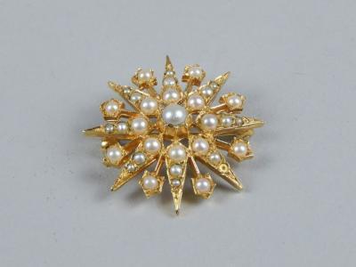 A 9ct gold starburst brooch