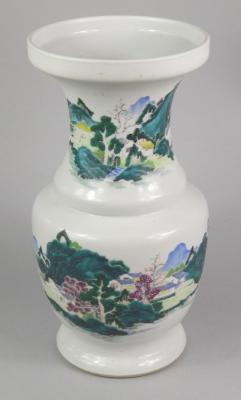 A Chinese porcelain vase