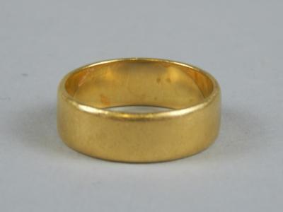 A 22ct gold wedding band