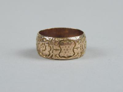 A 9ct gold florally engraved wedding band