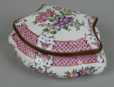 A Samson porcelain box and cover