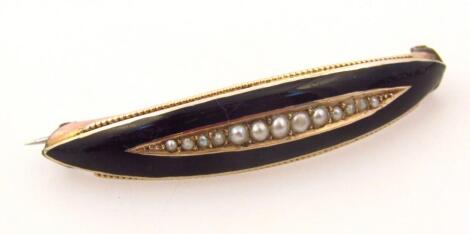 A 9ct gold mourning brooch