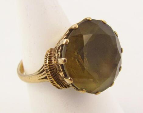 A ladies 9ct gold ring