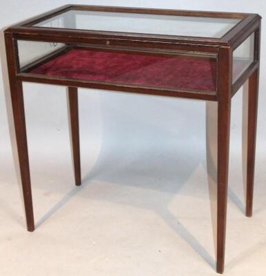 An early 20thC mahogany cased bijouterie cabinet