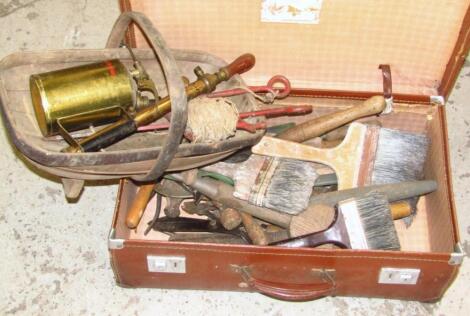 An early 20thC leather travel case