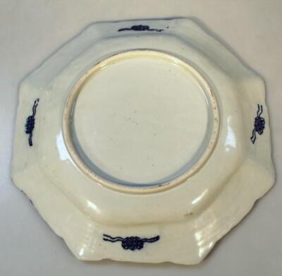 A graduated pair of Japanese blue and white octagonal plates - 3