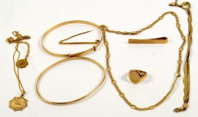 A quantity of 9ct gold jewellery