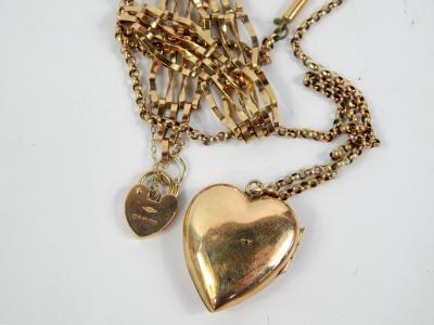 A 9ct gold heart shaped photo locket