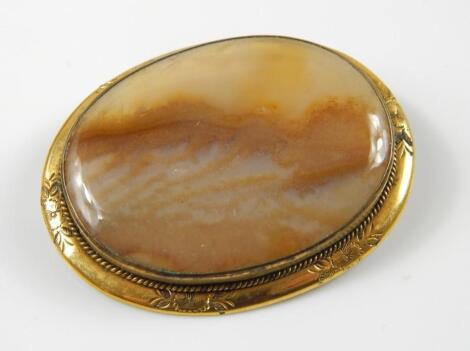An oval agate brooch