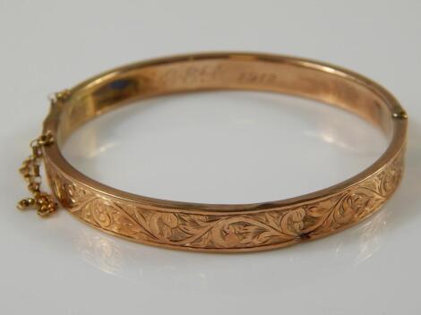 A 9ct gold hinged bangle