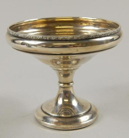 An Elizabeth II pedestal bowl