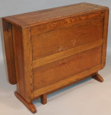 An early 20thC oak dropleaf table