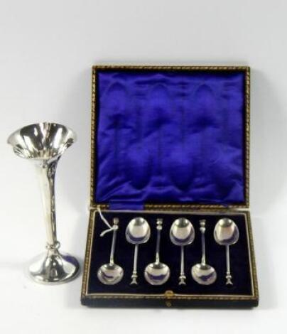 A set of six George V silver seal top teaspoons