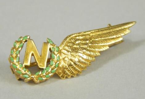 A 9ct gold wings bar brooch