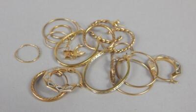 A quantity of 9ct gold and other earrings