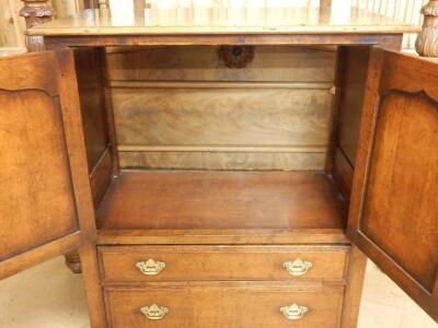 A reproduction oak TV cabinet in Titchmarsh and Goodwin style - 2