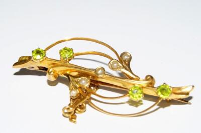 A 9ct gold scroll bar brooch