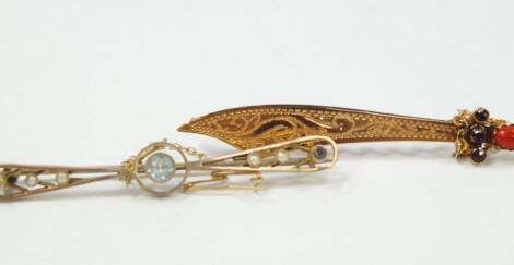 A bar brooch as a scimitar