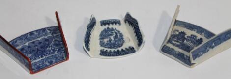 An 18thC Caughley porcelain asparagus server