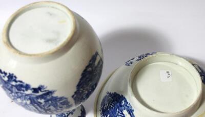 An 18thC blue and white Worcester porcelain bottle and bowl set - 4