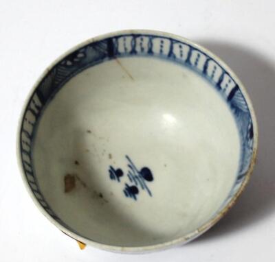 An 18thC blue and white Lowestoft porcelain tea bowl - 3