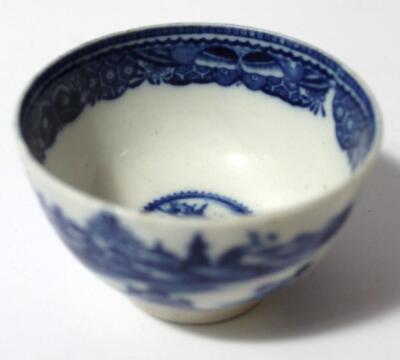 An 18thC English blue and white porcelain tea bowl - 2