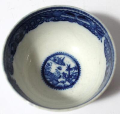 An 18thC English blue and white porcelain tea bowl - 3