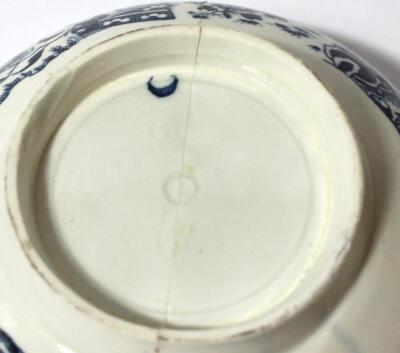 An 18thC blue and white Caughley porcelain slop bowl - 4