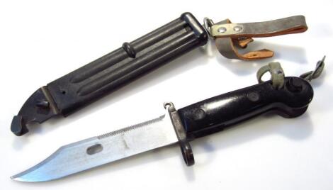 A 20thC English short dagger style bayonet