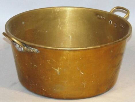 An early 20thC brass stew pot