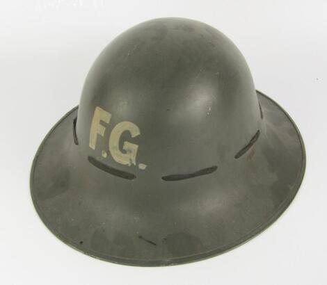 A grey tin helmet