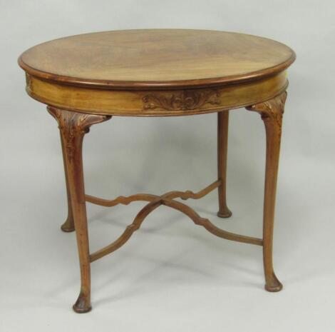 A early 20thC walnut circular centre table