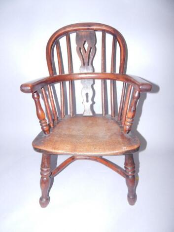 A 19thC child's yew and elm Windsor chair