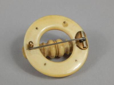 A Victorian ivory brooch - 2