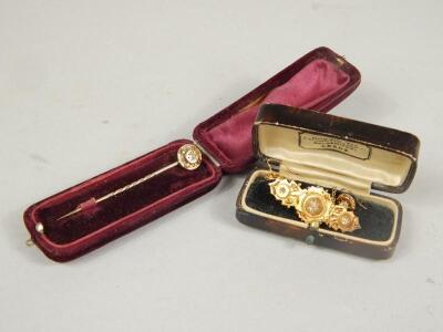 An early 20thC brooch and collar pin set