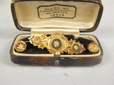 An early 20thC brooch and collar pin set - 4