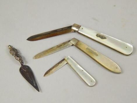 Various mother of pearl handled pen knives with silver blades