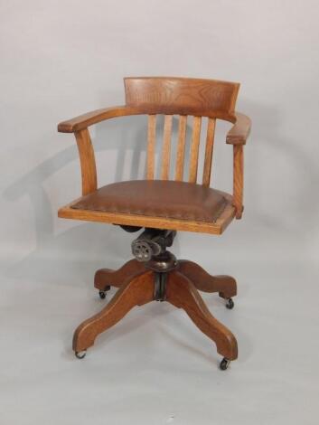 An early 20thC oak revolving office chair