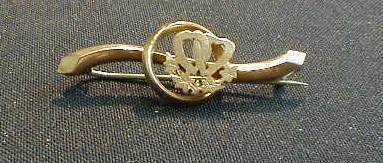 A bar brooch with a central double heart ivy motif