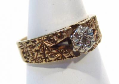A ladies 9ct gold solitaire ring
