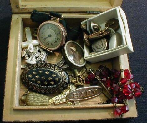 A small selection of precious metal and other jewellery items