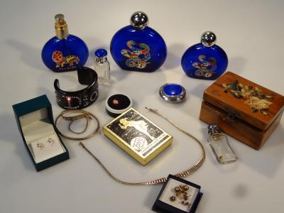 Various jewellery and effects