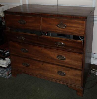 An early 19thC mahogany chest of drawers - 2