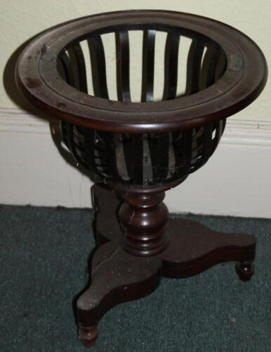 An Edwardian mahogany jardiniere stand