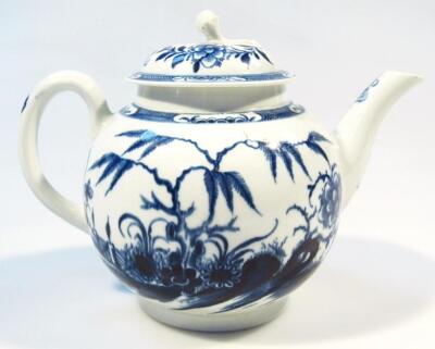 An 18thC Worcester blue and white teapot - 2